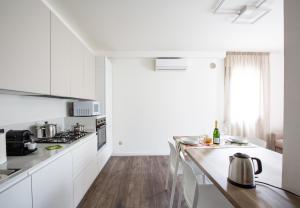 Кухня или мини-кухня в BORGO VERTICALE Luxury Apartments
