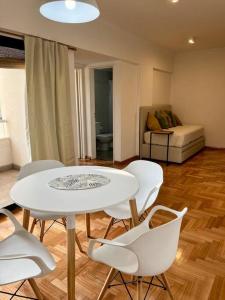 a white table and chairs in a room with a bed at Hermoso departamento en Almagro in Buenos Aires