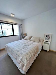 a bedroom with a large bed and a window at Hermoso departamento en Almagro in Buenos Aires