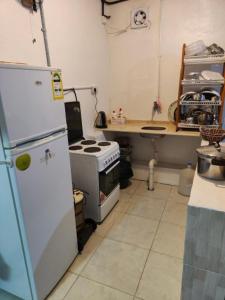 una cucina con frigorifero bianco e piano cottura di استراحة a Al Maraghah
