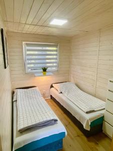 Posteľ alebo postele v izbe v ubytovaní Pokoje i domek letniskowy Pod Kasztanem