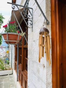 un edificio con un vaso da fiori e una finestra di Guest House and Hostel VAL-MAR a Gjirokastër