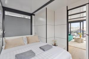 Cosy tiny houseboats near beach and restaurants by Weltevreden Experience客房内的一张或多张床位