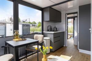 Cosy tiny houseboats near beach and restaurants by Weltevreden Experience的厨房或小厨房