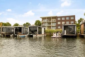 泽沃德Cosy tiny houseboats near beach and restaurants by Weltevreden Experience的水上码头上的一组移动房屋