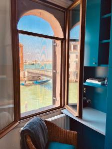 a room with a window with a view of a bridge at Al Ponte Lungo - Giudecca in Venice