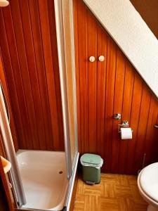 a small bathroom with a shower and a toilet at Ferienwohnungen Café Cup in Detmold