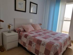 Łóżko lub łóżka w pokoju w obiekcie Villa de lujo frente al mar