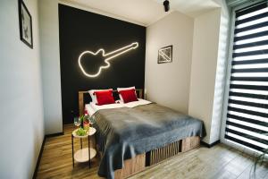 En eller flere senge i et værelse på Blues Room by Housine