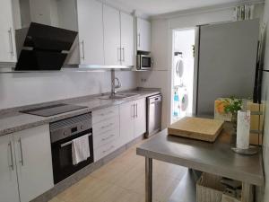 Kuchnia lub aneks kuchenny w obiekcie Villa de lujo frente al mar