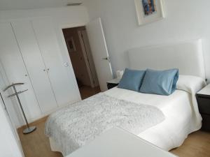 Łóżko lub łóżka w pokoju w obiekcie Villa de lujo frente al mar