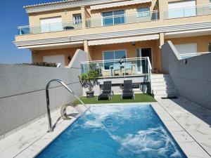 Basen w obiekcie Villa de lujo frente al mar lub w pobliżu
