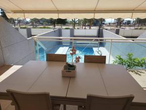 stół z kwiatem w pudełku na górze w obiekcie Villa de lujo frente al mar w mieście Barrio-Mar