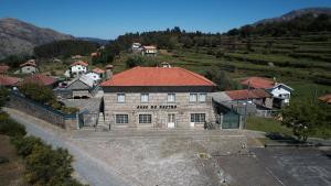 蓬蒂－達巴爾卡的住宿－Casa do Destro，一座大建筑,在山坡上设有红色屋顶