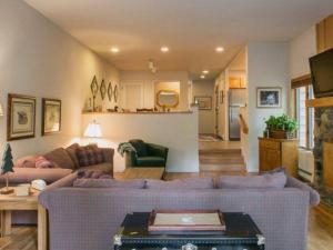 Il comprend un salon avec un canapé violet et une cuisine. dans l'établissement 3-bedroom Condo near Lake,Hyatt,Diamond Peak, à Incline Village