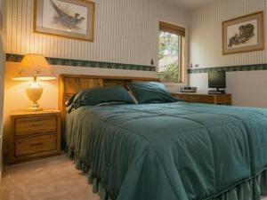 - une chambre avec un lit et une couette verte dans l'établissement 3-bedroom Condo near Lake,Hyatt,Diamond Peak, à Incline Village