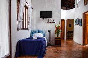 - une chambre avec une table bleue dans l'établissement Condiminium Villas Mymosa, à Manuel Antonio