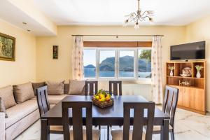 ein Wohnzimmer mit Tisch und Couch in der Unterkunft Remezzo Cottage in Skopelos