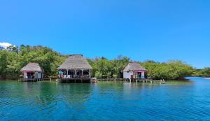 due gazebo in mezzo all'acqua di El Clandestino a Bocas del Toro