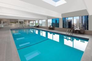 - une piscine dans un hôtel avec vue sur la ville dans l'établissement The Westin Calgary, à Calgary