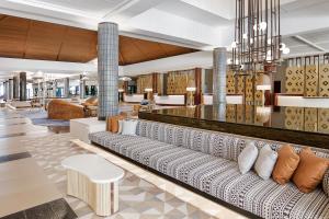 hol hotelu z długą kanapą w obiekcie Sheraton Fiji Golf & Beach Resort w mieście Denarau