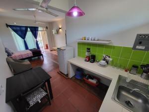 a kitchen with a sink and a living room at Casa Puerto Bonito & Private Coworking in Puerto Escondido