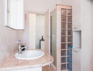 un baño con lavabo y espejo en Almi - Guest Apartment, en Porto Torres 42 fotos más