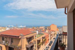una vista de una ciudad desde un edificio en Almi - Guest Apartment, en Porto Torres