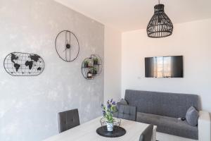 una sala de estar con un sofá y una mesa en Almi - Guest Apartment, en Porto Torres