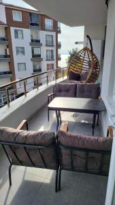 un balcón con 2 sofás y una mesa en el techo en Balkonlu Lüks Eşyalı Aile Evi, en Sinope