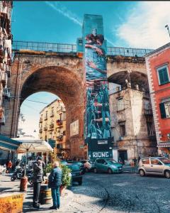 un ponte su una strada in una città di Dimora De Curtis a Napoli