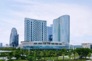 宝安深圳前海华侨城 JW 万豪酒店(宝安机场)的城市中的一组高楼