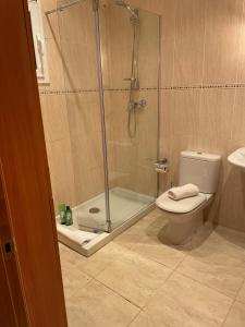 een badkamer met een douche en een toilet bij Empordà Country House in Borrassá