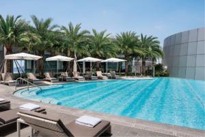 Bazén v ubytování JW Marriott Hotel Shenzhen Bao'an International Airport nebo v jeho okolí