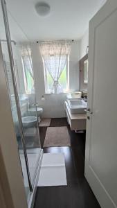 een badkamer met 2 wastafels en 2 spiegels bij Apartman Sonja in Lovran