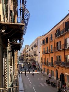 widok na ulicę miejską z ludźmi idącymi ulicą w obiekcie Calderai 82 suites 1 e 2 w mieście Palermo