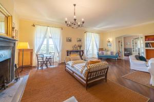 ein Wohnzimmer mit einem Sofa und einem Kamin in der Unterkunft Relais Farinati - Adults only in Lucca
