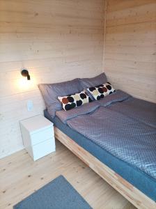 Giường trong phòng chung tại Domki Apartamentowe AURA