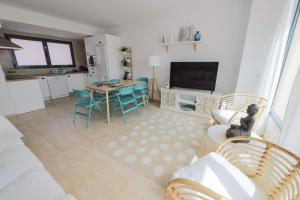 a living room with a couch and a table with chairs at Casa Castillo in Costa de Antigua