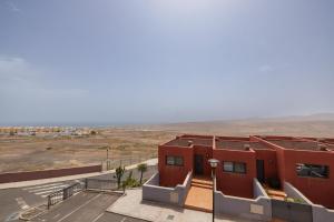 安蒂瓜海岸的住宿－Casa Castillo，享有沙漠景色的红色建筑