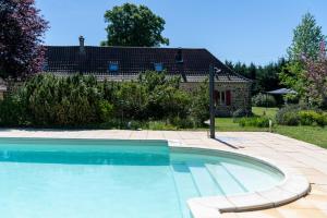 uma grande piscina em frente a uma casa em La Fermette du Pérougord à Rouffignac-St-Cernin Périgord Noir em Rouffignac Saint-Cernin