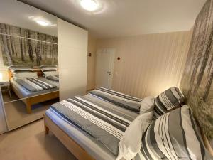 ein Schlafzimmer mit zwei Betten in einem Zimmer in der Unterkunft Eichendorff Garten Apartment, zentrumsnah, in direkter Nähe zur Universität in Bayreuth