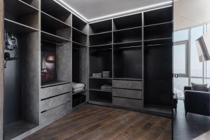 Pokój z czarnymi ścianami i drewnianą podłogą w obiekcie Odesa Pearl Apartments w Odessie
