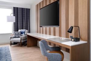 TV a/nebo společenská místnost v ubytování Austin Marriott South