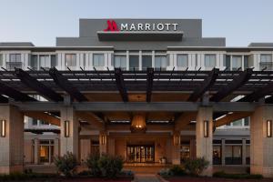 a front view of a marriott hotel at Austin Marriott South in Austin