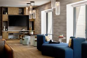 TV a/nebo společenská místnost v ubytování Austin Marriott South