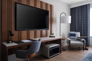 TV a/nebo společenská místnost v ubytování Austin Marriott South
