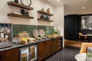 Kuchyň nebo kuchyňský kout v ubytování Austin Marriott South