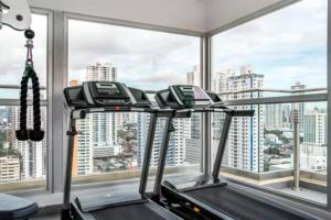 a gym with a view of a city at Sublime Apartment City Center - PH Quartier Atlapa in Panama City