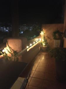patio w nocy z oświetleniem i roślinami w obiekcie Superbe appartement avec piscine à 800m de la mer w mieście Bahia de Casares
